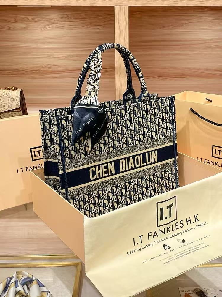 High-capacity commuter tote bag for women